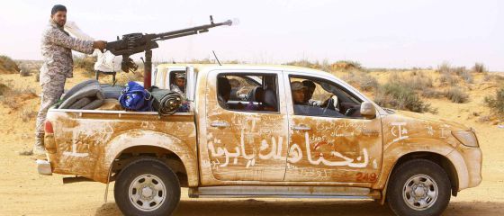 Voluntarios armados se despliegan para proteger los puertos petroleros al este de la ciudad libia de Sirte. / ESAM OMRAN AL-FETORI (REUTERS)